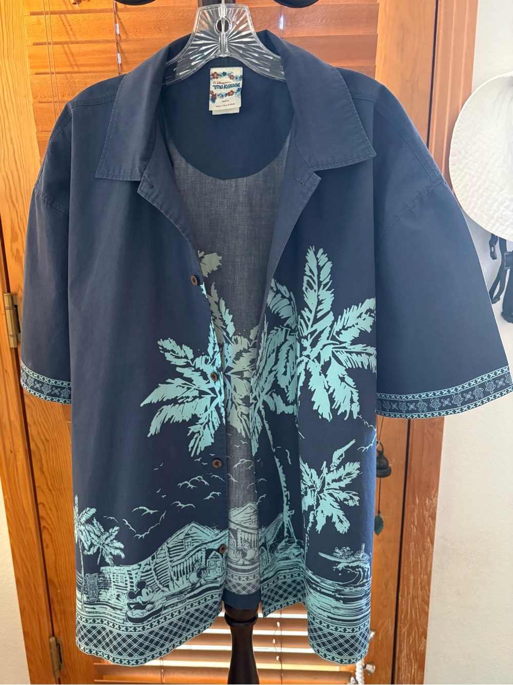 Disney Tiki Kingdom Tropical Print Shirt in Blue and Teal Men’s XL